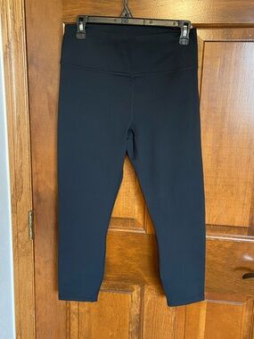 Fabletics Power Hold High Waisted Capri Black Leggings NEW Gym Yoga Size Large